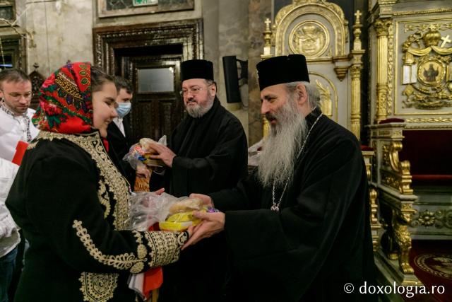 (Foto) Corul „Sfântul Ioan Rusul” al Parohiei „Adormirea Maicii Domnului” din Iași – Colindători la Reședința Mitropolitană 2021