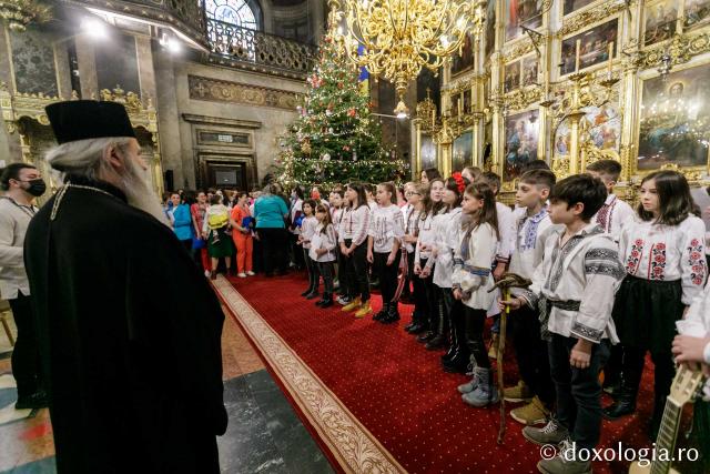 (Foto) Școala „Varlaam Mitropolitul” – Colindători la Reședința Mitropolitană 2021