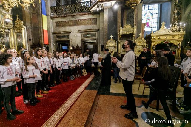 (Foto) Școala „Varlaam Mitropolitul” – Colindători la Reședința Mitropolitană 2021