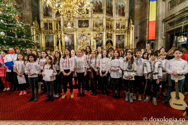 (Foto) Școala „Varlaam Mitropolitul” – Colindători la Reședința Mitropolitană 2021