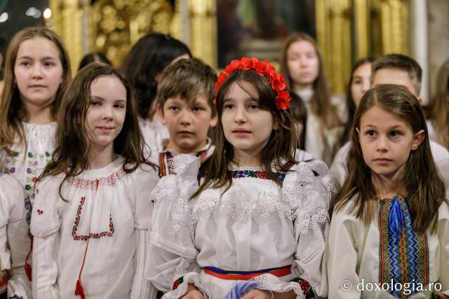 (Foto) Școala „Varlaam Mitropolitul” – Colindători la Reședința Mitropolitană 2021