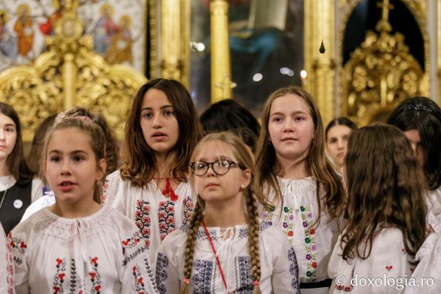 (Foto) Școala „Varlaam Mitropolitul” – Colindători la Reședința Mitropolitană 2021