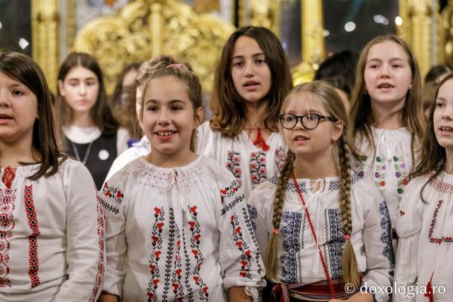(Foto) Școala „Varlaam Mitropolitul” – Colindători la Reședința Mitropolitană 2021