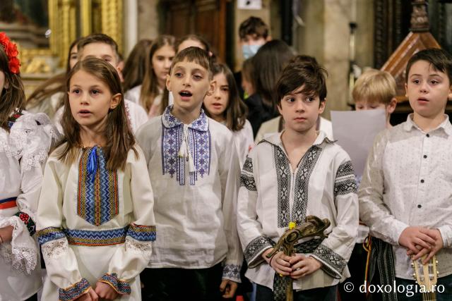 (Foto) Școala „Varlaam Mitropolitul” – Colindători la Reședința Mitropolitană 2021