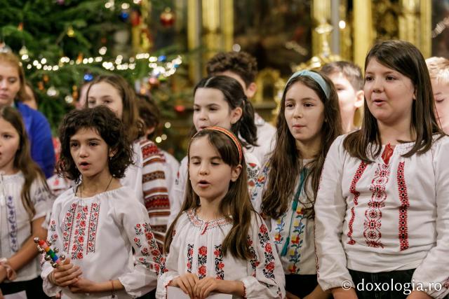 (Foto) Școala „Varlaam Mitropolitul” – Colindători la Reședința Mitropolitană 2021