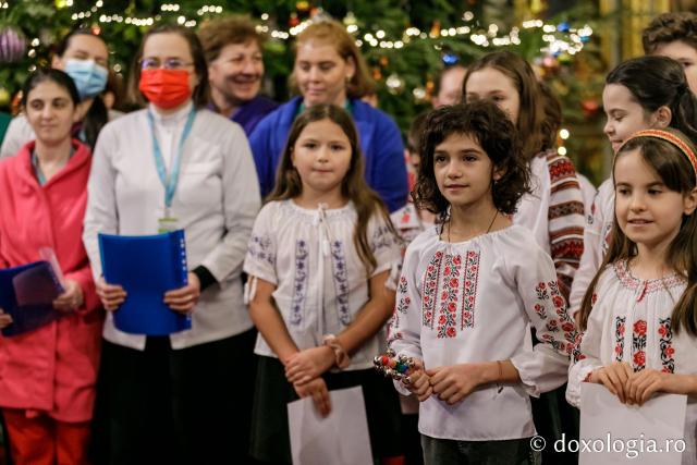 (Foto) Școala „Varlaam Mitropolitul” – Colindători la Reședința Mitropolitană 2021