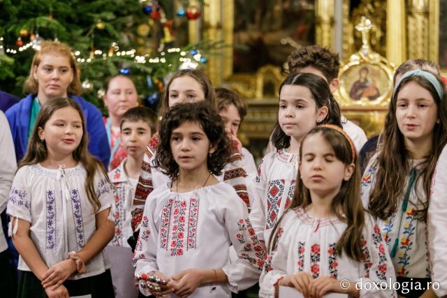 (Foto) Școala „Varlaam Mitropolitul” – Colindători la Reședința Mitropolitană 2021