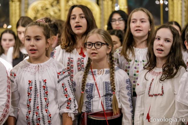 (Foto) Școala „Varlaam Mitropolitul” – Colindători la Reședința Mitropolitană 2021