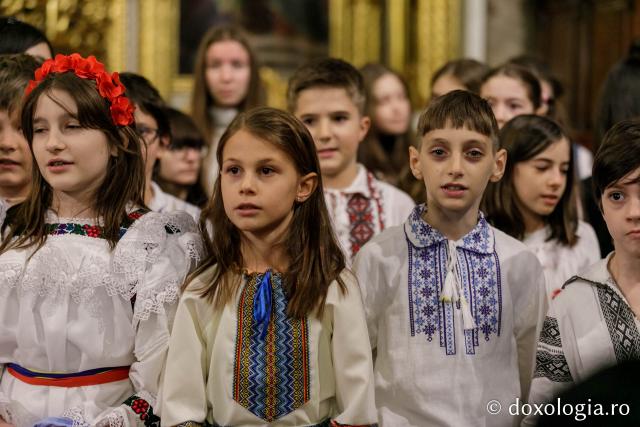 (Foto) Școala „Varlaam Mitropolitul” – Colindători la Reședința Mitropolitană 2021
