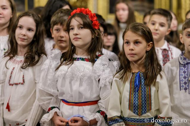 (Foto) Școala „Varlaam Mitropolitul” – Colindători la Reședința Mitropolitană 2021