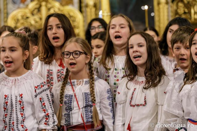 (Foto) Școala „Varlaam Mitropolitul” – Colindători la Reședința Mitropolitană 2021