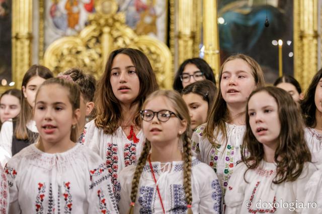 (Foto) Școala „Varlaam Mitropolitul” – Colindători la Reședința Mitropolitană 2021