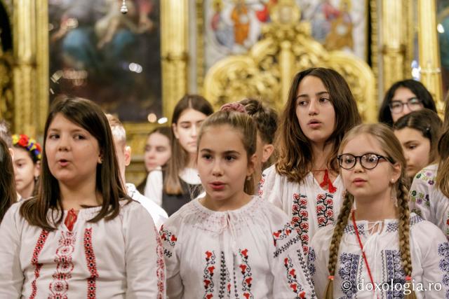(Foto) Școala „Varlaam Mitropolitul” – Colindători la Reședința Mitropolitană 2021