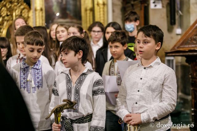 (Foto) Școala „Varlaam Mitropolitul” – Colindători la Reședința Mitropolitană 2021