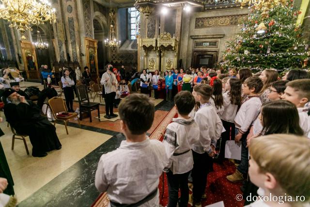 (Foto) Școala „Varlaam Mitropolitul” – Colindători la Reședința Mitropolitană 2021