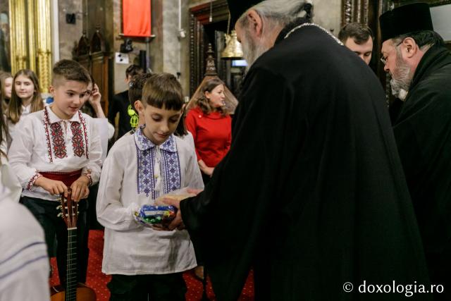 (Foto) Școala „Varlaam Mitropolitul” – Colindători la Reședința Mitropolitană 2021