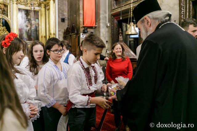 (Foto) Școala „Varlaam Mitropolitul” – Colindători la Reședința Mitropolitană 2021