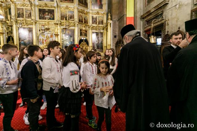 (Foto) Școala „Varlaam Mitropolitul” – Colindători la Reședința Mitropolitană 2021