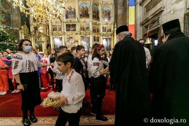 (Foto) Școala „Varlaam Mitropolitul” – Colindători la Reședința Mitropolitană 2021