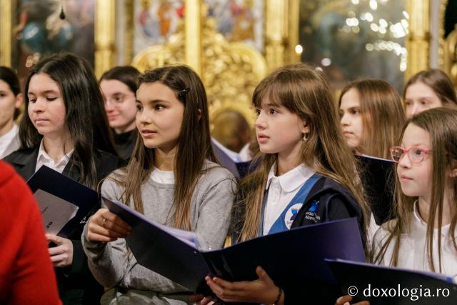 (Foto) Școala „Varlaam Mitropolitul” – Colindători la Reședința Mitropolitană 2021