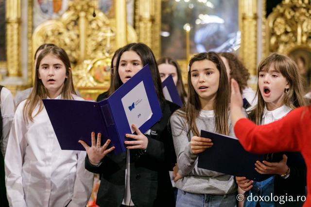 (Foto) Școala „Varlaam Mitropolitul” – Colindători la Reședința Mitropolitană 2021