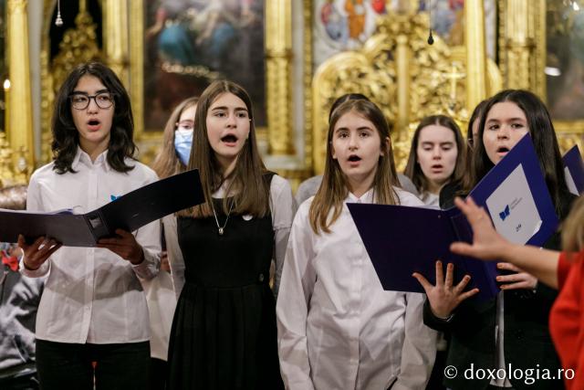 (Foto) Școala „Varlaam Mitropolitul” – Colindători la Reședința Mitropolitană 2021