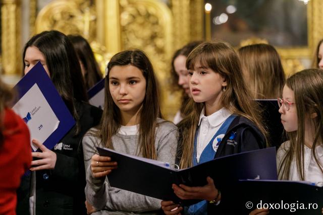 (Foto) Școala „Varlaam Mitropolitul” – Colindători la Reședința Mitropolitană 2021