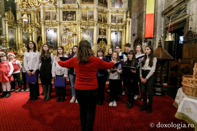 (Foto) Școala „Varlaam Mitropolitul” – Colindători la Reședința Mitropolitană 2021