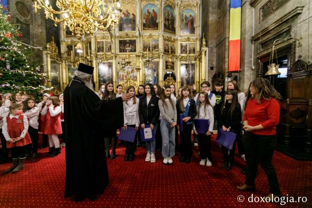(Foto) Școala „Varlaam Mitropolitul” – Colindători la Reședința Mitropolitană 2021