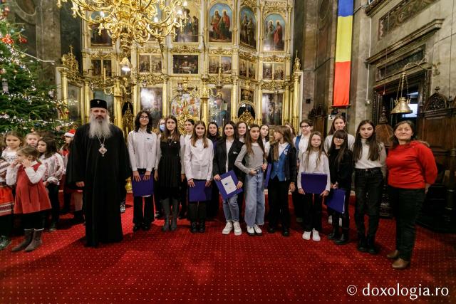 (Foto) Școala „Varlaam Mitropolitul” – Colindători la Reședința Mitropolitană 2021