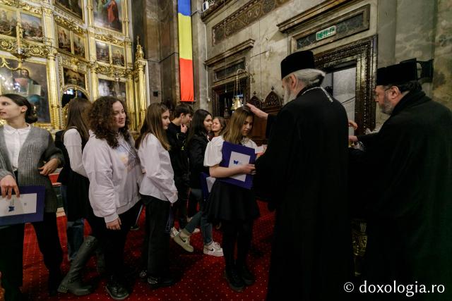 (Foto) Școala „Varlaam Mitropolitul” – Colindători la Reședința Mitropolitană 2021