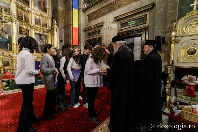 (Foto) Școala „Varlaam Mitropolitul” – Colindători la Reședința Mitropolitană 2021