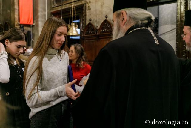 (Foto) Școala „Varlaam Mitropolitul” – Colindători la Reședința Mitropolitană 2021