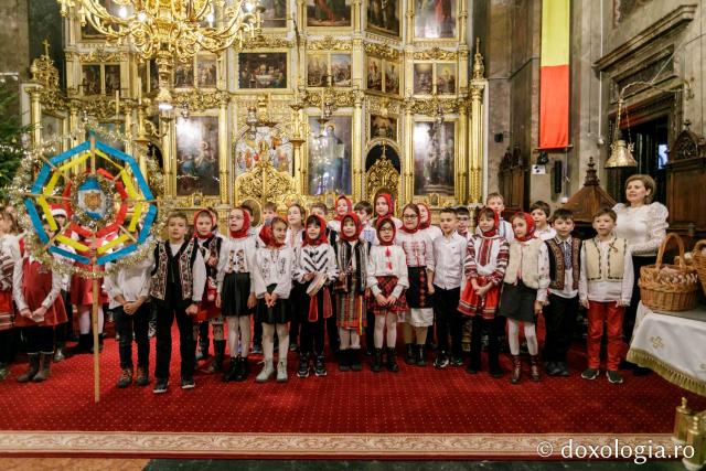 (Foto) Școala Primară „Carol I” din Iași – Colindători la Reședința Mitropolitană 2021