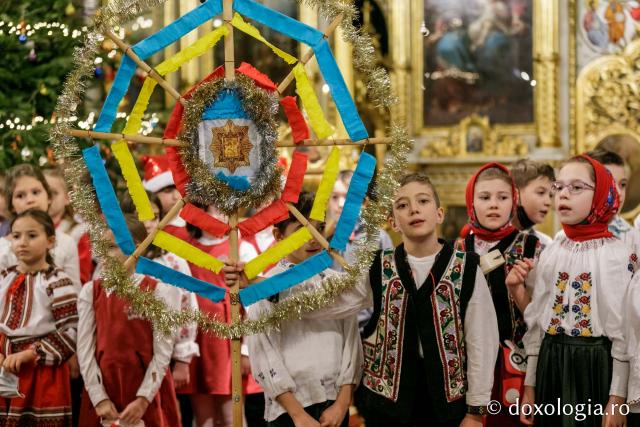 (Foto) Școala Primară „Carol I” din Iași – Colindători la Reședința Mitropolitană 2021