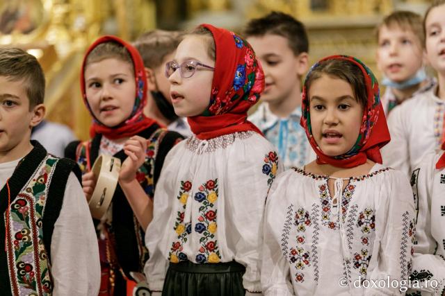 (Foto) Școala Primară „Carol I” din Iași – Colindători la Reședința Mitropolitană 2021