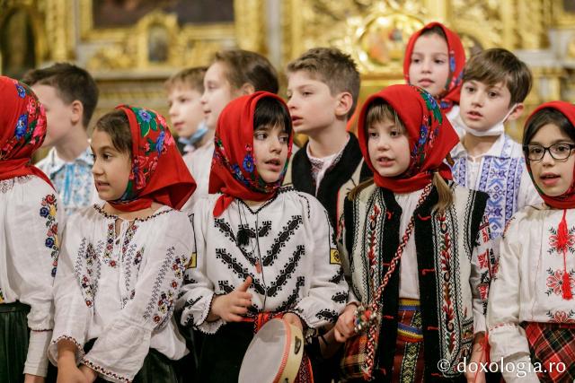 (Foto) Școala Primară „Carol I” din Iași – Colindători la Reședința Mitropolitană 2021