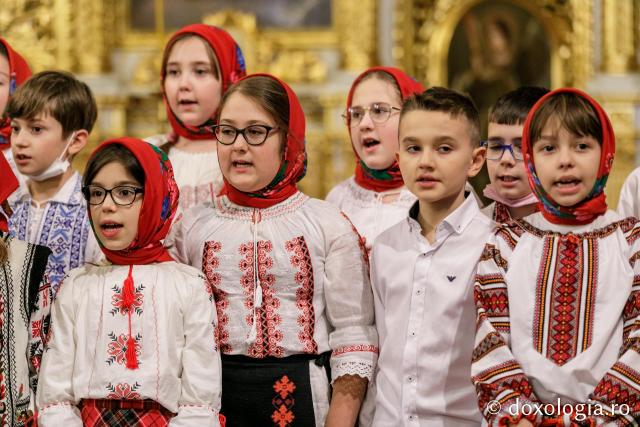 (Foto) Școala Primară „Carol I” din Iași – Colindători la Reședința Mitropolitană 2021
