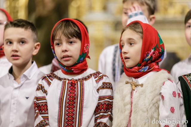 (Foto) Școala Primară „Carol I” din Iași – Colindători la Reședința Mitropolitană 2021
