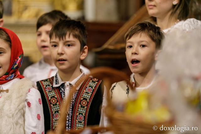 (Foto) Școala Primară „Carol I” din Iași – Colindători la Reședința Mitropolitană 2021