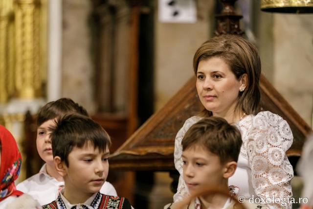 (Foto) Școala Primară „Carol I” din Iași – Colindători la Reședința Mitropolitană 2021