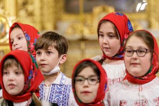 (Foto) Școala Primară „Carol I” din Iași – Colindători la Reședința Mitropolitană 2021