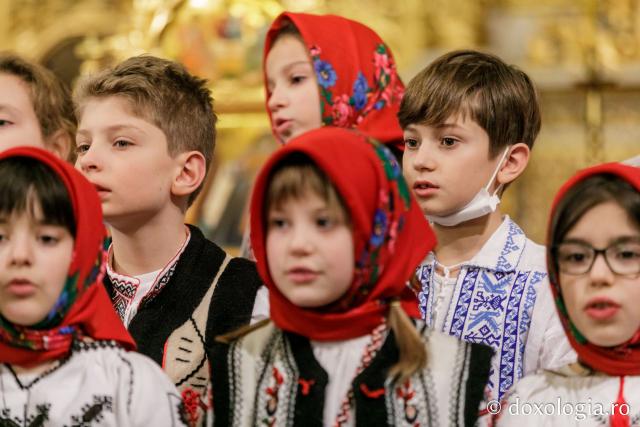 (Foto) Școala Primară „Carol I” din Iași – Colindători la Reședința Mitropolitană 2021