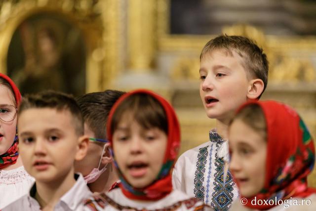 (Foto) Școala Primară „Carol I” din Iași – Colindători la Reședința Mitropolitană 2021