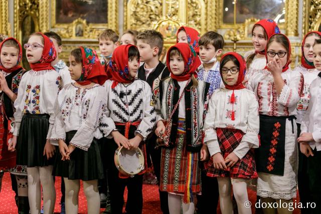 (Foto) Școala Primară „Carol I” din Iași – Colindători la Reședința Mitropolitană 2021