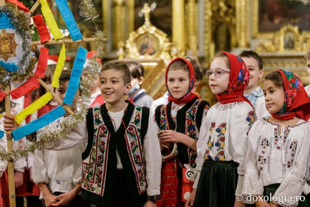 (Foto) Școala Primară „Carol I” din Iași – Colindători la Reședința Mitropolitană 2021