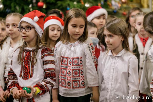 (Foto) Școala Primară „Carol I” din Iași – Colindători la Reședința Mitropolitană 2021