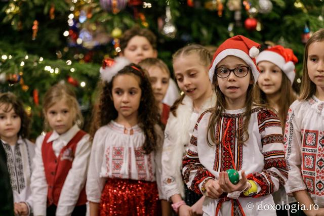 (Foto) Școala Primară „Carol I” din Iași – Colindători la Reședința Mitropolitană 2021