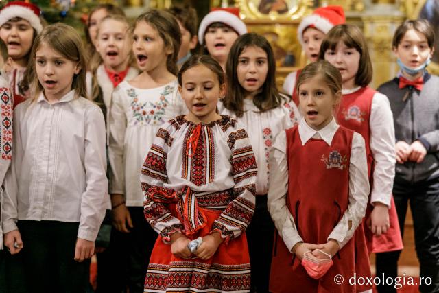 (Foto) Școala Primară „Carol I” din Iași – Colindători la Reședința Mitropolitană 2021