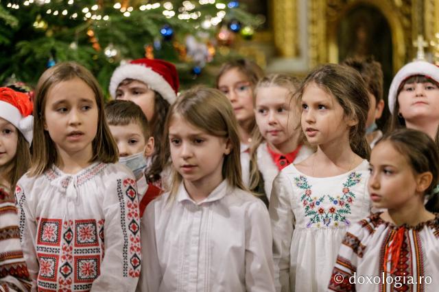 (Foto) Școala Primară „Carol I” din Iași – Colindători la Reședința Mitropolitană 2021